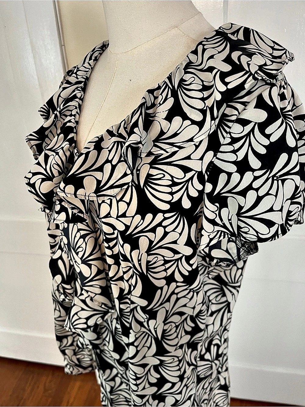 Banana Republic XL Black & Ivory Ruffle Blouse — Dramatic Floral Statement Top
